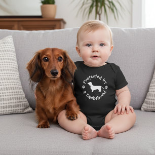 Geschützt durch eine Dackel - Dackel Baby Outfit Strampler