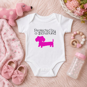 Geschützt durch eine Dackel (rosa) Baby Strampler