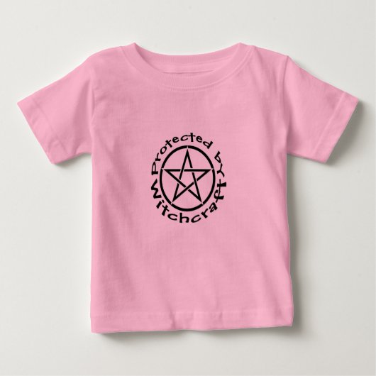 Geschützt durch Hexerei Pagan Wiccan Kleinkind Shi Baby T-shirt (Vorderseite)