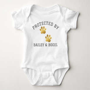Geschützt durch Hunde Name Shirt Baby Dusche Neuge