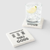 Geschützt durch Tiki Gott-lustiges tropisches Steinuntersetzer (Seitenansicht)