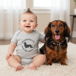 Geschützt von einem Hunde-Baby-Outfit für die Dack Baby Strampler