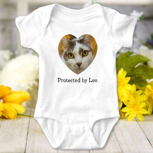 Geschützt von Katze oder Hund Personalisiertes Her Baby Strampler