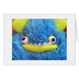 GESCHÜTZTE KLEINE MONSTER GLÜCKLICH ÜBER IHRE ADOP