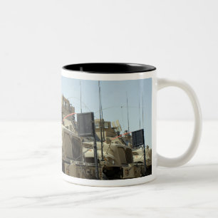 Geschütztes Fahrzeug MaxxPro Bergwerkes Zweifarbige Tasse