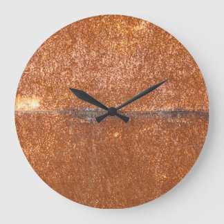 Geschweißtes altes Metall, Roststruktur. Große Wanduhr