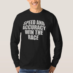 GESCHWINDIGKEIT UND GENAUIGKEIT GEWINNEN DEN RACE. T-Shirt
