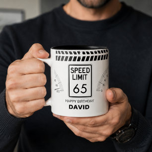 Geschwindigkeitsbegrenzung 65 Geburtstag Zweifarbige Tasse