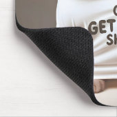 Geschwisterkatzen, die sich tragen, kommen am Shir Mousepad (Ecke)