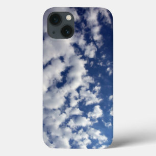 Geschwollene Wolken auf blauem Himmel iPhone 13 Hülle