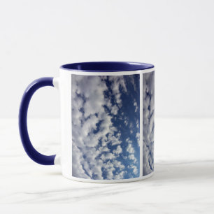 Geschwollene Wolken auf blauem Himmel Tasse