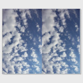 Geschwollene Wolken auf Geschenkverpackung des Geschenkpapier (Flach)