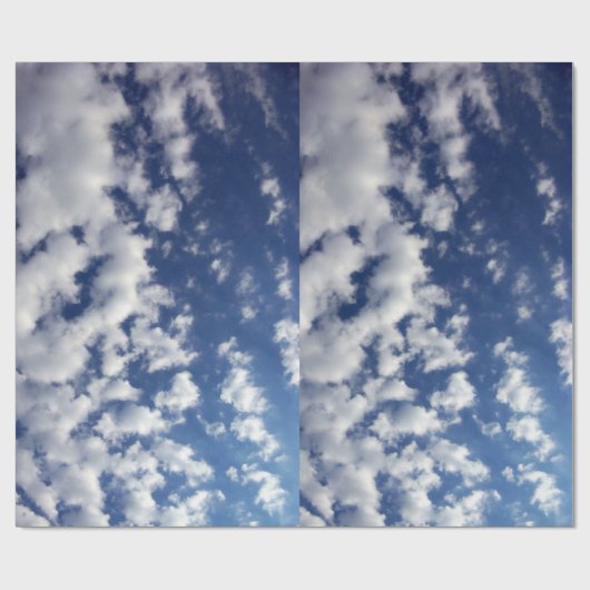 Geschwollene Wolken auf Geschenkverpackung des Geschenkpapier (Flach)