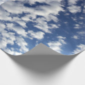 Geschwollene Wolken auf Geschenkverpackung des Geschenkpapier (Ecke)