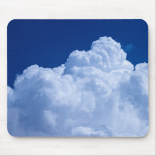 Geschwollene Wolken im blauen Himmel Mousepad