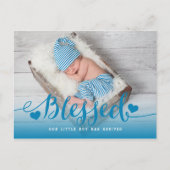 gesegnet | Blue Baby Boy Foto Geburtsankündigung Ankündigungspostkarte (Vorderseite)