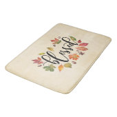 Gesegnet in schwarzer Kalligrafie und Herbstleaven Badematte (Schrägansicht)