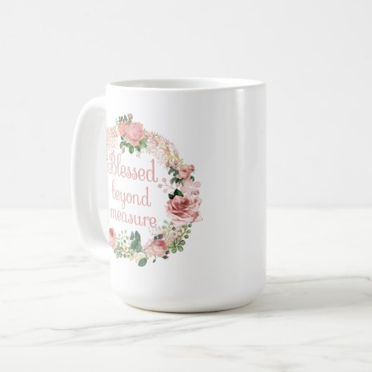 Gesegnet jenseits von Maßnahme/rot rosa Blumenstra Kaffeetasse (Vorderseite Links)