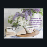 gesegnet mit Frieden Postkarte<br><div class="desc">Eine Vase aus Lilie, Brille, Buch und eine Tasse Tee, ein beruhigendes Bild mit Worten aus der Bibel: "Der Herr wird seinem Volk Kraft geben; der Herr wird sein Volk mit Frieden segnen" Anpassen Sie die Karte mit dem Text Ihrer Wahl, und es ist leicht, das Bild zu ändern, wenn...</div>