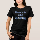 Gesegnet, Oma genannt zu werden Tri-Blend Shirt (Vorderseite)