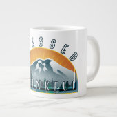 Gesegnet und dankbar Jumbo-Tasse (Vorderseite Rechts)