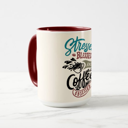 Gesegnet und mit Kaffee besessene Tasse (Vorderseite Links)