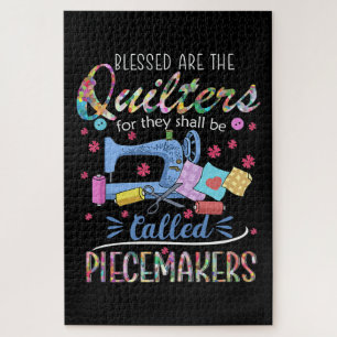 Gesegnete Quilters-Piecemaker, die die Nähideen a Puzzle