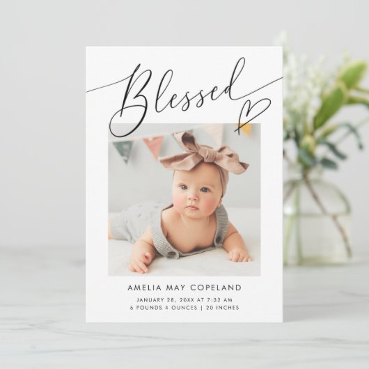 Gesegnetes Minimalistisch Heart Baby Foto Birth Ankündigung (Stehend Vorderseite)