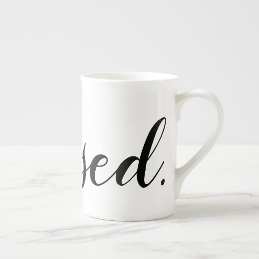 Gesegnetes Schwarz-weißes modernes Skript Porzellantasse (Rechts)