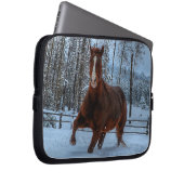 Geselliges Sorrel Pferd im Schnee für Pferdefreund Laptopschutzhülle (Vorne Rechts)