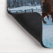 Geselliges Sorrel Pferd im Schnee für Pferdefreund Mousepad (Ecke)