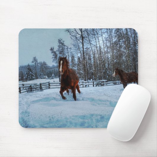 Geselliges Sorrel Pferd im Schnee für Pferdefreund Mousepad (Mit Mouse)