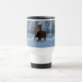 Geselliges Sorrel Pferd im Schnee für Pferdefreund Reisebecher (Mittel)