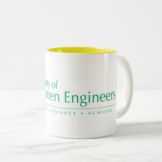 Gesellschaft der Frauen-Ingenieur-gelben Tasse (VorderseiteRechts)