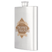Gesellschaft der Trophy Husbands Flachmann (Links)