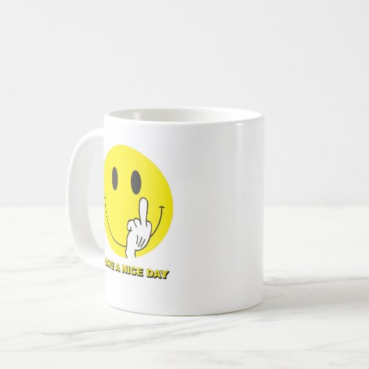 Gesicht, das den Finger gibt Kaffeetasse (Vorderseite Links)