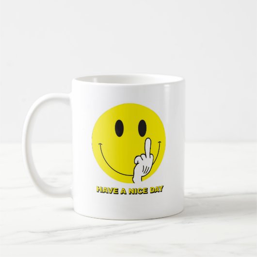 Gesicht, das den Finger gibt Kaffeetasse (Links)