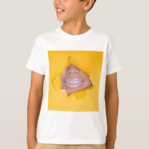 Gesicht Lippen Lächeln Gelb T-Shirt