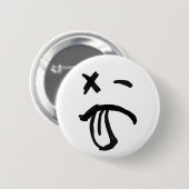 Gesicht mit schwarzem Auge und Zungenstich Button (Vorne & Hinten)