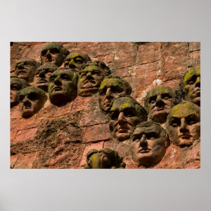 Gesichter an der Fassade des Gebäude Poster