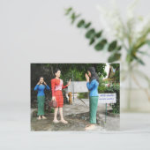 Gesichter hinter dem Rücken ziehen Postkarte (Stehend Vorderseite)