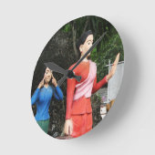 Gesichter hinter dem Rücken ziehen Runde Wanduhr (Winkel)