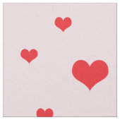 Gespeicherte rote Herzen auf hellrosa Farbe Stoff (Nahaufnahme)