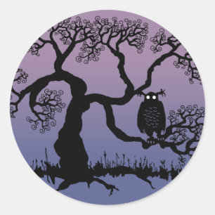 Gespenstische Eule im Baum Runder Aufkleber