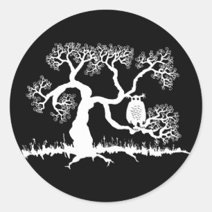 Gespenstische Eule im Baum Runder Aufkleber