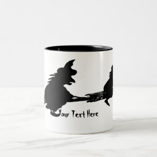 gespenstische Fliegenhexen auf Broomsticks Zweifarbige Tasse