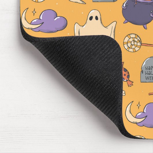 Gespielte Halloween-Geister und Hexen-Muster Mousepad (Ecke)