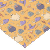 Gespielte Halloween-Geister und Hexen-Muster Tischdecke (Schrägansicht)