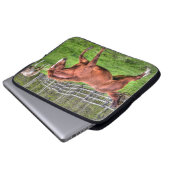 Gespürtes Rotwanzpferd auf Ranch Laptopschutzhülle (Vorne Knopf)
