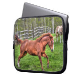Gespürtes Rotwanzpferd auf Ranch Laptopschutzhülle (Vorderseite Links)